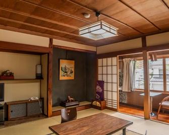 Chuokan Shimizuya Ryokan - Nagano - Living room