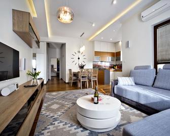 Jana Kazimierza 57 Serviced Apartments - Warsaw - Living room