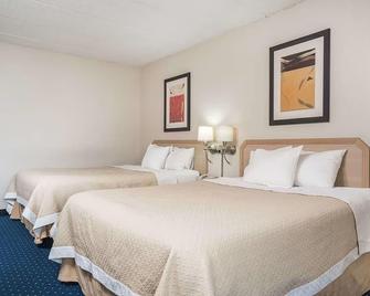 Norwood Inn and Suites Lacrosse - 2 Queen Bed Non Smoking - La Crosse - Bedroom