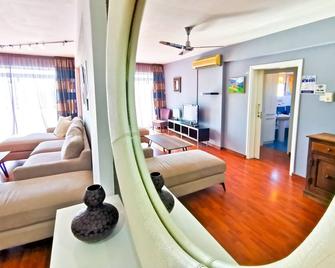 Sun Kissed Apartment - Larnaka - Obývací pokoj
