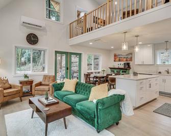 Near Rivers and Boating Home with Hot Tub in Longview - Longview - Living room