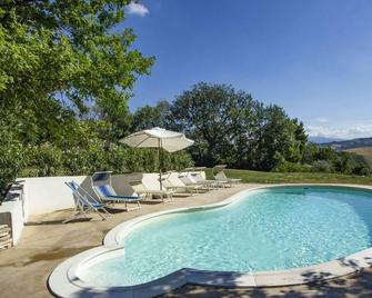 Belvilla by OYO Casale le Querce - Cossignano - Piscina