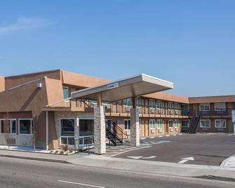 Days Inn by Wyndham Yosemite Area - Fresno - Bygning