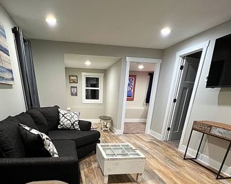 3- Bedroom Bungalow 20 Minutes From Nd Campus - Elkhart - Living room