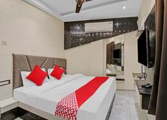 OYO Flagship 807164 Hotel S R Guest House - Nagpur - Bedroom
