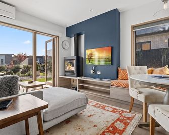 6A Alice - Brand New Studio l Bath l Smart TV l WiFi l BBQ - Jindabyne - Wohnzimmer