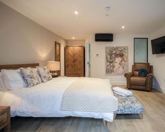 Suite 2 - Sleeping Giant Hotel - Pen Y Cae Inn - Brecon - Sovrum