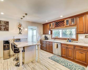 25 Mi to Powder Ridge Mtn Park Home with Hot Tub! - New Haven - Kitchen