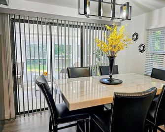 Beautiful home near Drumlins Country Club/SU - Syracuse - Dining room