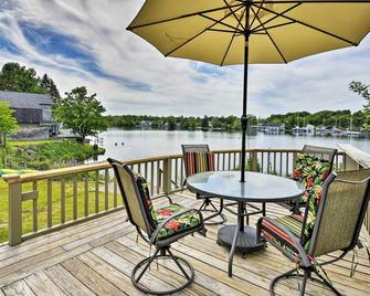 Family Cottage on Chaumont Bay, Walk to Downtown - Chaumont - Balcony