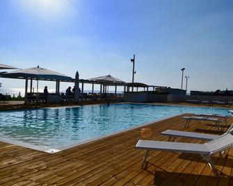 Sunrise Accessible Resort - Battipaglia - Piscina