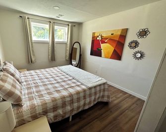 Entire 1 bedroom Suite w/ large yard, welcome - Layton