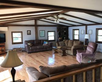Lake Bomoseen sleeps 10 close to Killington and Pico. - Fair Haven - Sala de estar