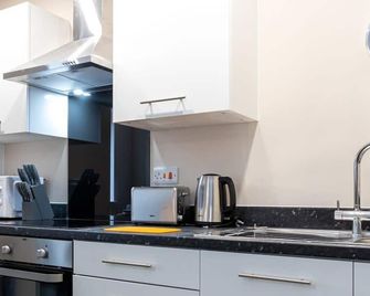 Modern & Convenient Flat in Manchester - Salford - Kitchen