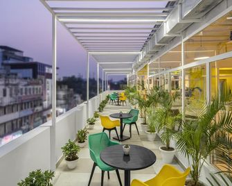 Bedzzz Varanasi by Leisure Hotels, 1 Km from Dashwasamedh Ghat - ורנאסי - מרפסת