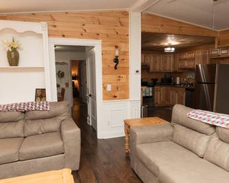 Crowns' Cabin at Ramp 11 Retreat by Concord Sun - Paducah - Living room
