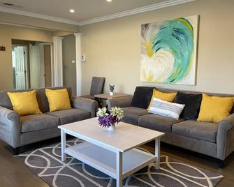 Picturesque · Private Home · Weekly & Monthly Discounts! - Temple City - Living room