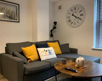 Bright 1BR Apartment in Preston - Preston - Living room