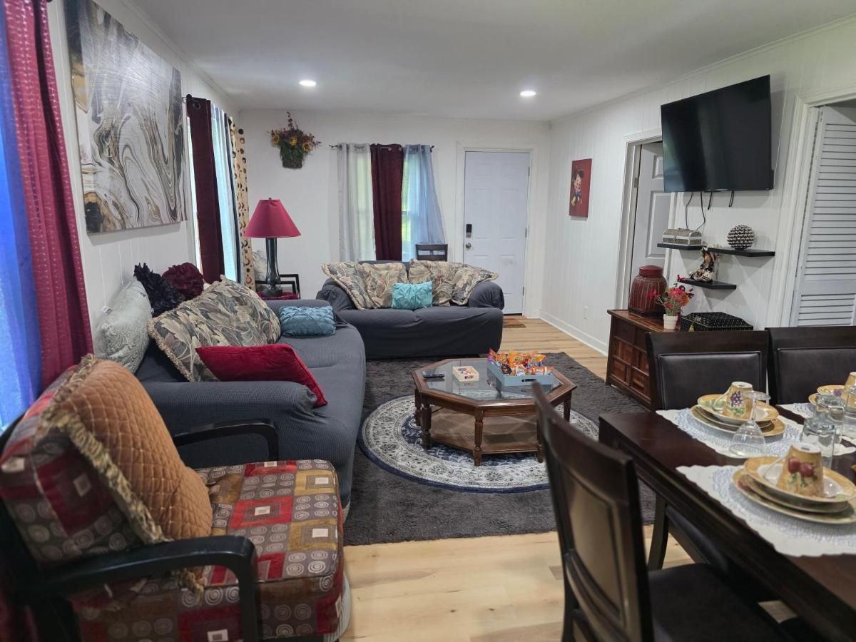 Charming 3 Bedroom 2 Bath Home in Bloomf