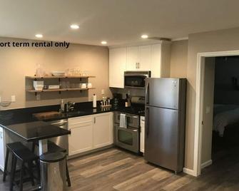 Brand new 1 bedroom apartment built above our garage - Costa Mesa - Cocina