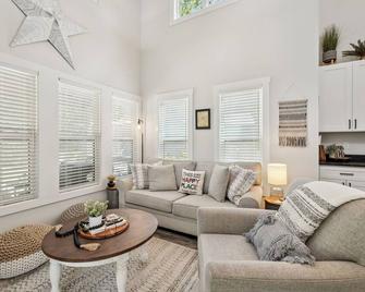 Bliss at the Bluff: Luxury Tiny House Retreat in Monteagle, TN! - Monteagle - Wohnzimmer