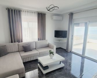 Makla Apartaments - Sarandë - Sala de estar