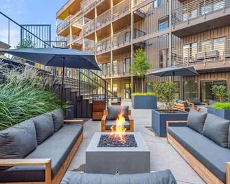 Penthouse Luxury with Pool Patio and City View plus Walk to Broadway - Nashville - Patio