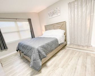 Beautiful room in prime location - Pinellas Park - Bedroom