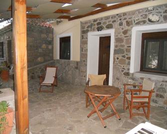 Nadia Apartments - Míthymna - Innenhof