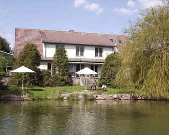 Lake view vacation apartment with lake terrace, beach, jetty, boat mooring - Alt Schwerin - Gebäude