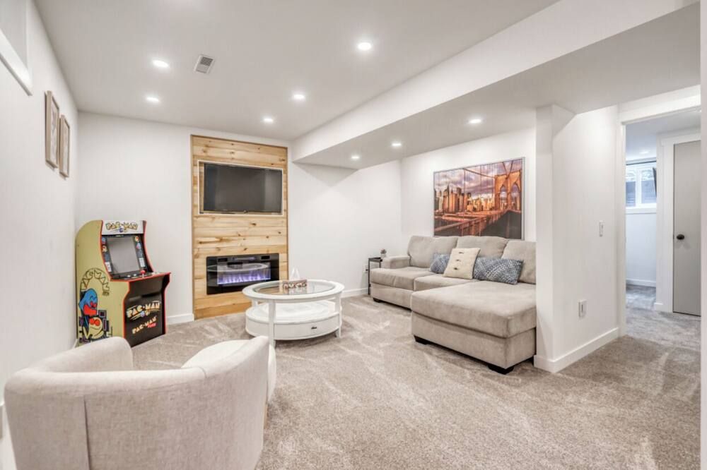 Cozy Ridge Retreat 2 Bedroom King/Queen/Pacman Arcade Machine/Fireplace - Cochrane - Sala de estar