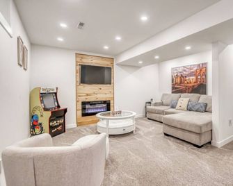 Cozy Ridge Retreat 2 Bedroom King/Queen/Pacman Arcade Machine/Fireplace - Cochrane - Sala de estar