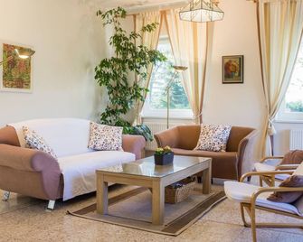 Spacious Villa In Nemojov Bohemian With Swimming Pool - Bílá Třemešná - Olohuone