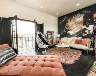 ︎Romantic Retreat︎Boutique Apt/Hot tub/Fire Pit - Fountain