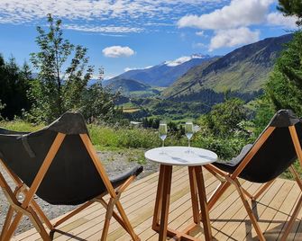 Entire 2 bedroom detached chalet, in private woodland with valley views. - Queenstown - Patio