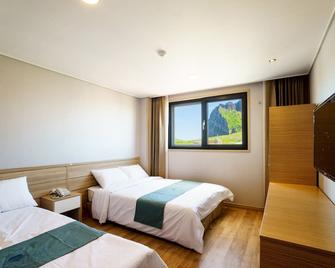 Blue Mountain Hotel - Seogwipo - Bedroom