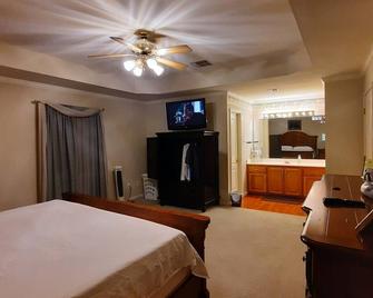 Awesome location, great parking, with a park in our backyard - Houma - Bedroom