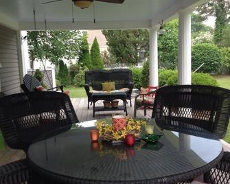 Historic Sea Captains Home in Downtown Mystic, Walk everywhere! - Mystic - Patio