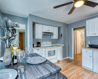 Humble home with free breakfast offered if requested! - Chicopee - Kitchen