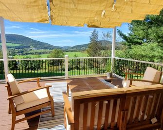 Cozy 3-bedroom house in soothing Stamford with WiFi, AC - Stamford - Balcón