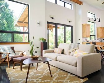 Bellingham Meadows- with hot tub and king size bed - Bellingham - Living room