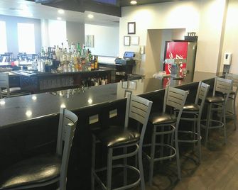 HomeTowne Studios by Red Roof Leesburg - Leesburg - Bar