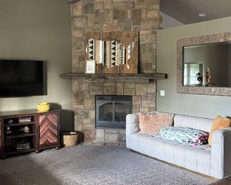 Green Bay's Hometown Hideaway - Ashwaubenon - Living room