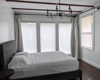 Historic Barn 2 Bedroom Apartment - 4 Minutes from Legoland NY / Racetrack View - Goshen - Bedroom