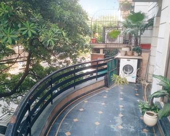 Captivating 2-Bed Apartment in New Delhi - New Delhi - Balcony