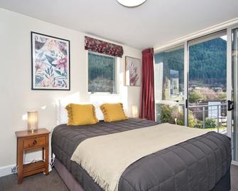 The Whistler Holiday Apartments - Queenstown - Bedroom