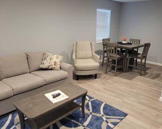 New remodeled apartment Perfect for the business trip or in town for family. - Quincy - Sala de estar