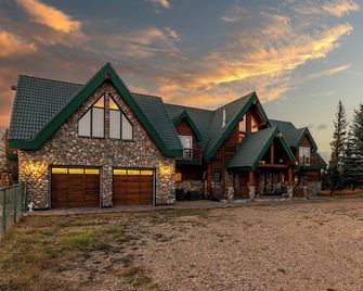 Cypress Chalet at Elkwater - Experience Nature, Views and Adventure in Style - Elkwater - Building