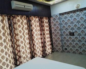 Mumbai's Royal Palms like mini hill station in heart of jungle near to airport - Mumbai - Camera da letto