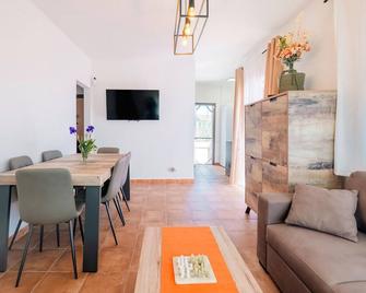 Cozy Home In Pontons With Wifi - Pontons - Comedor